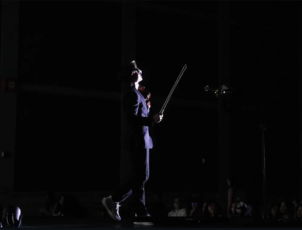 Cyrus performing on viola